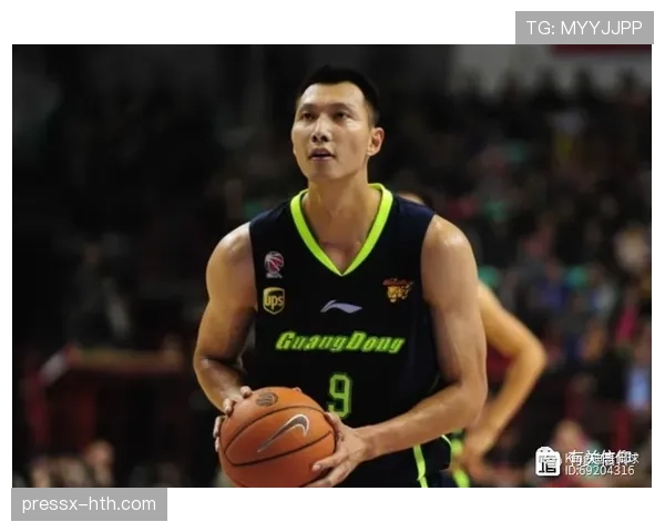 无语，易建联随手披的一件外套能让我吃一个月方便面